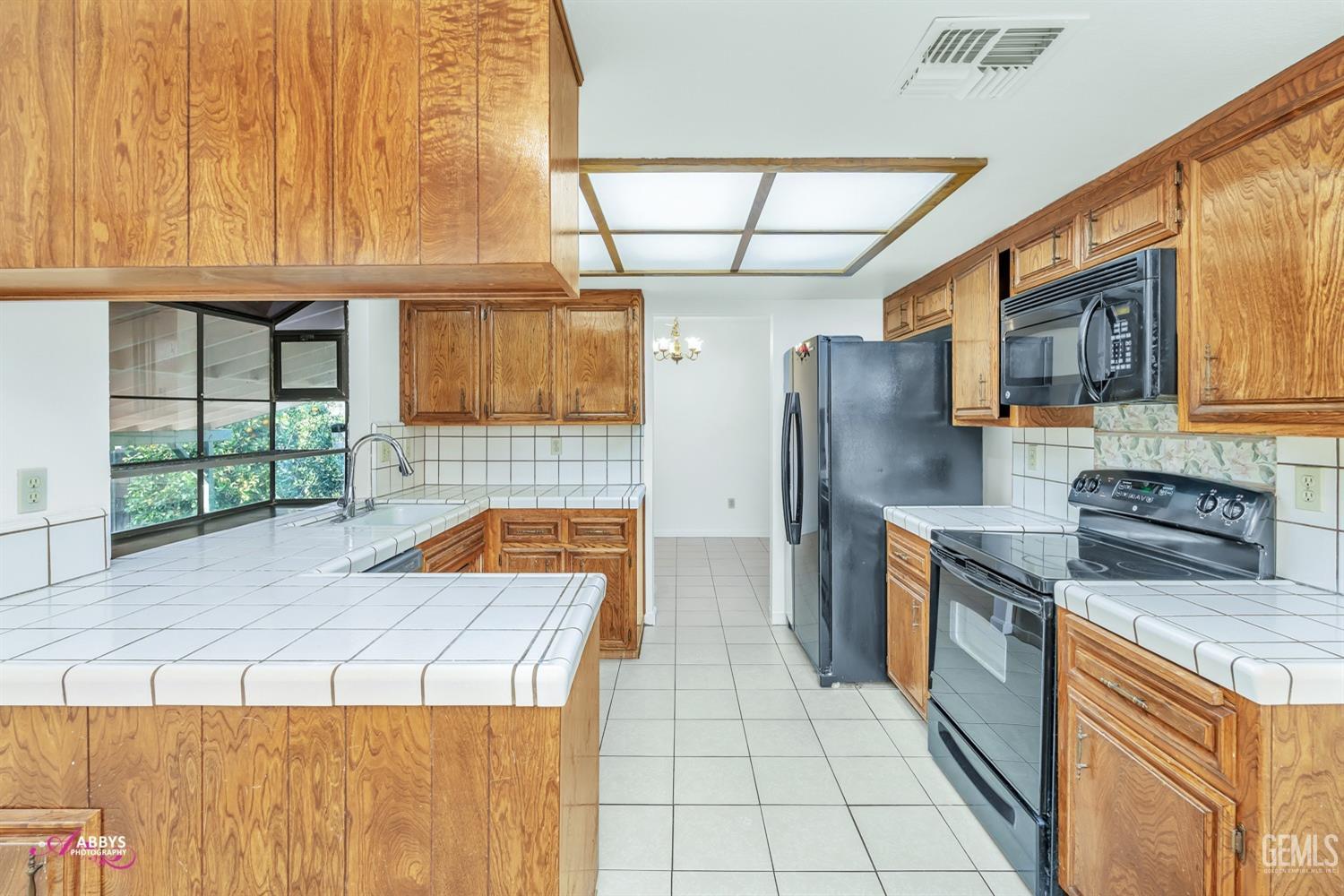 Undisclosed Address Taft, CA 93268 - Photo 19 of 46 Kitchen with lots of cabinets