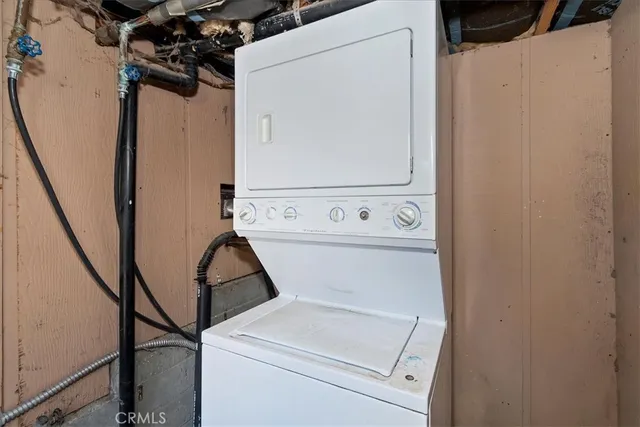 a close up view of a washer and dryer