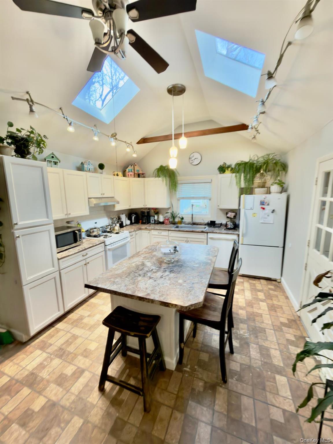 314 River Road Shirley, NY 11967 - Photo 6 of 41