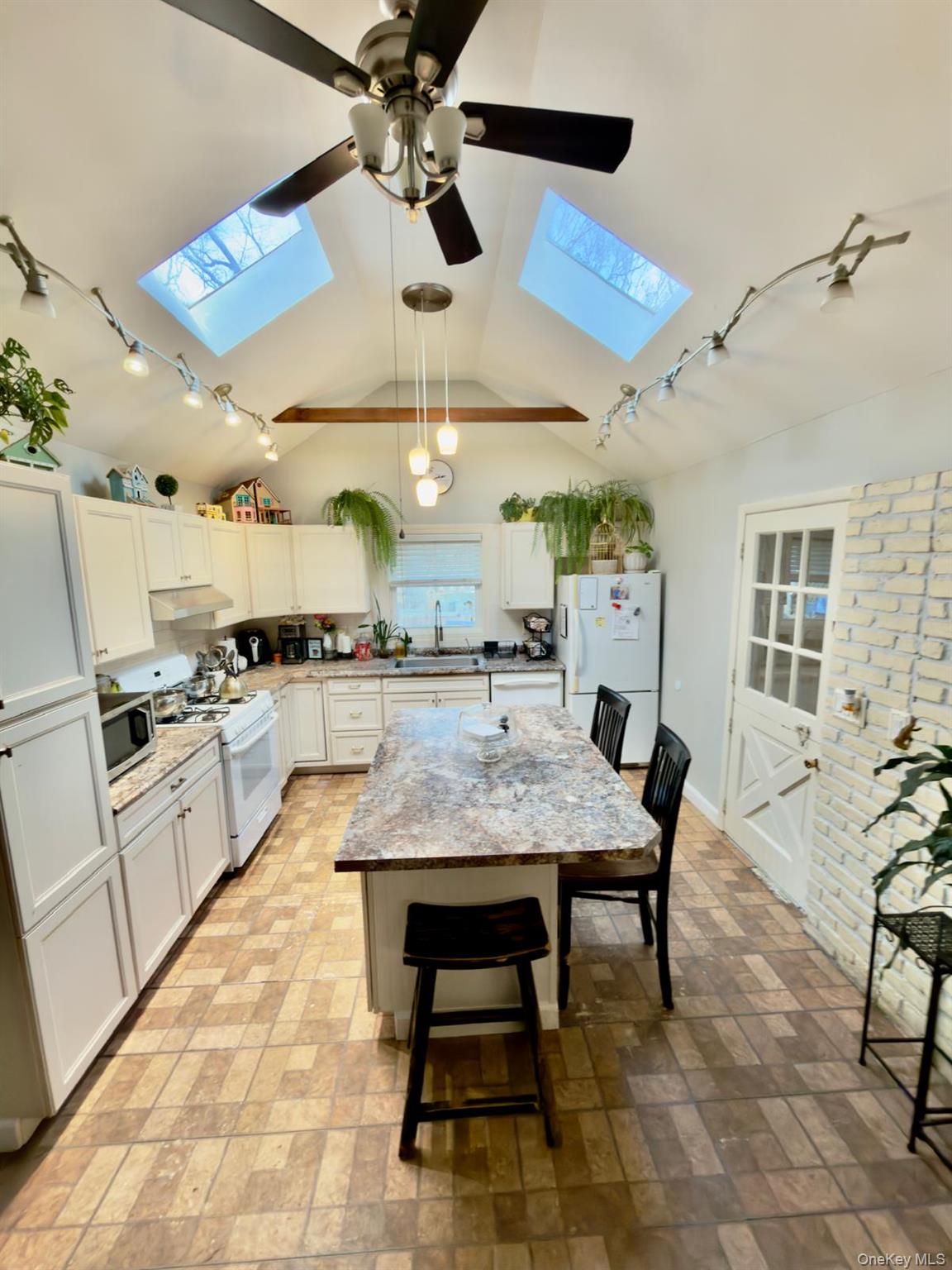 314 River Road Shirley, NY 11967 - Photo 7 of 41