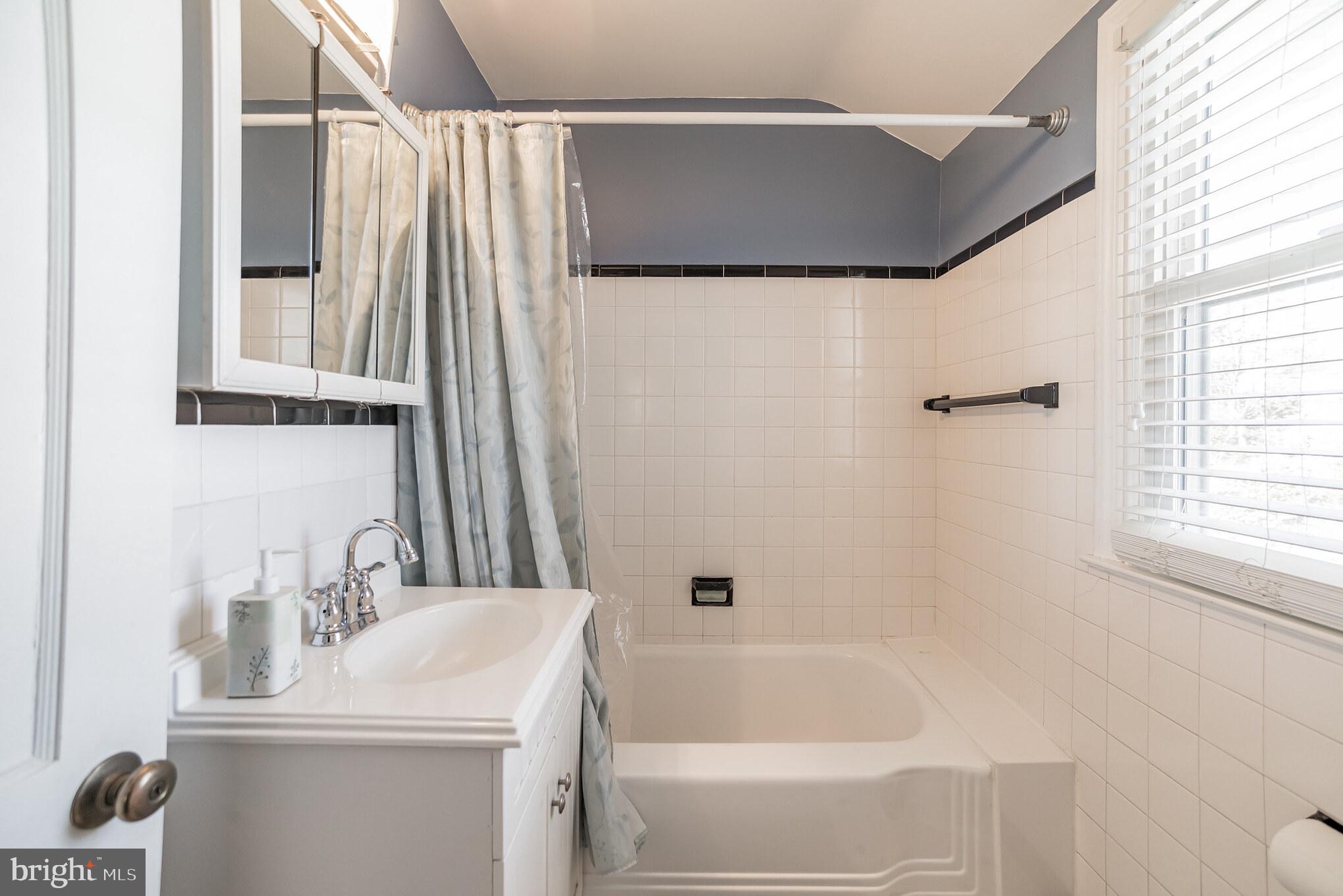 1502 Dorchester Road Havertown, PA 19083 - Photo 18 of 28 Hall Bath