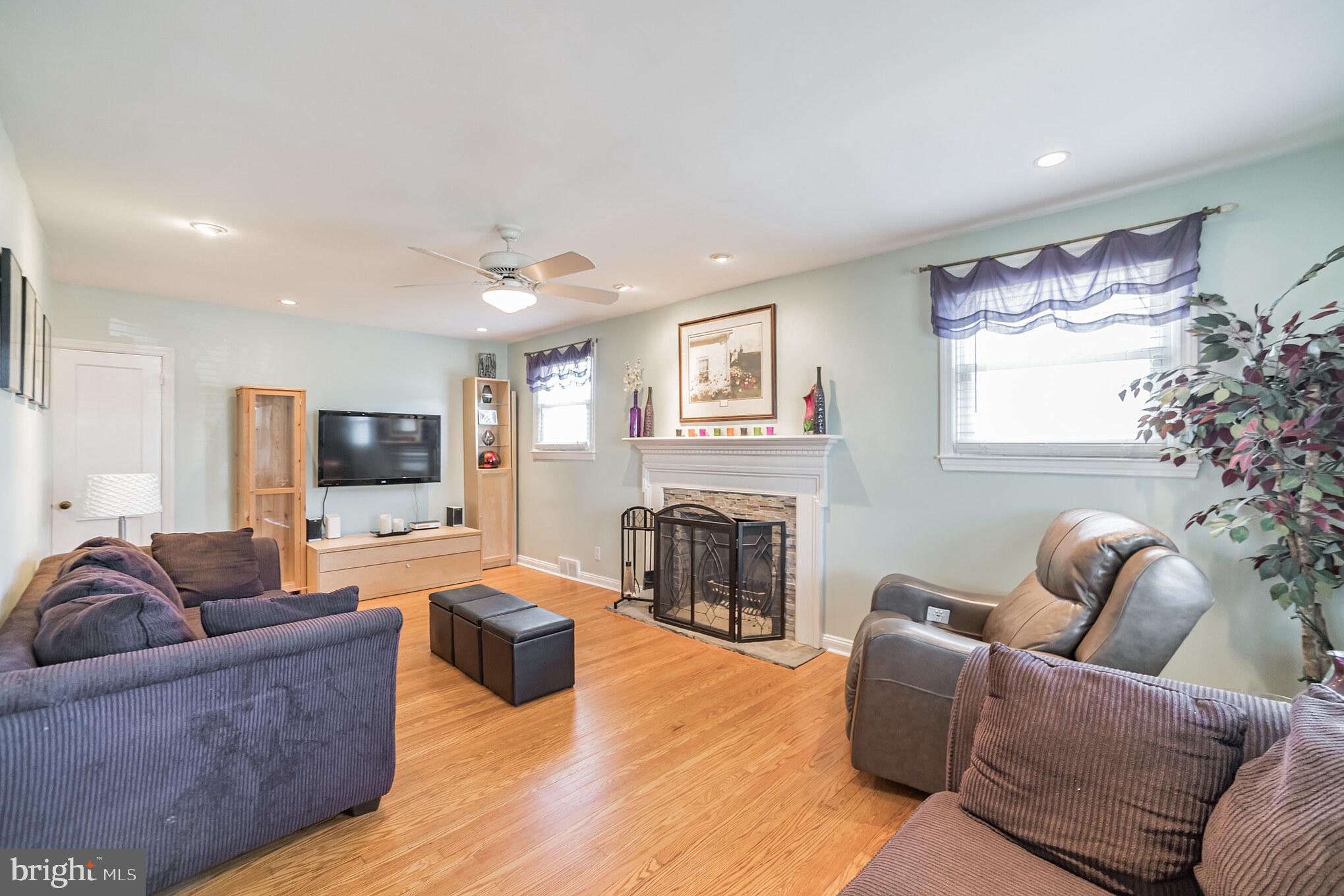 1502 Dorchester Road Havertown, PA 19083 - Photo 5 of 28 Living Room