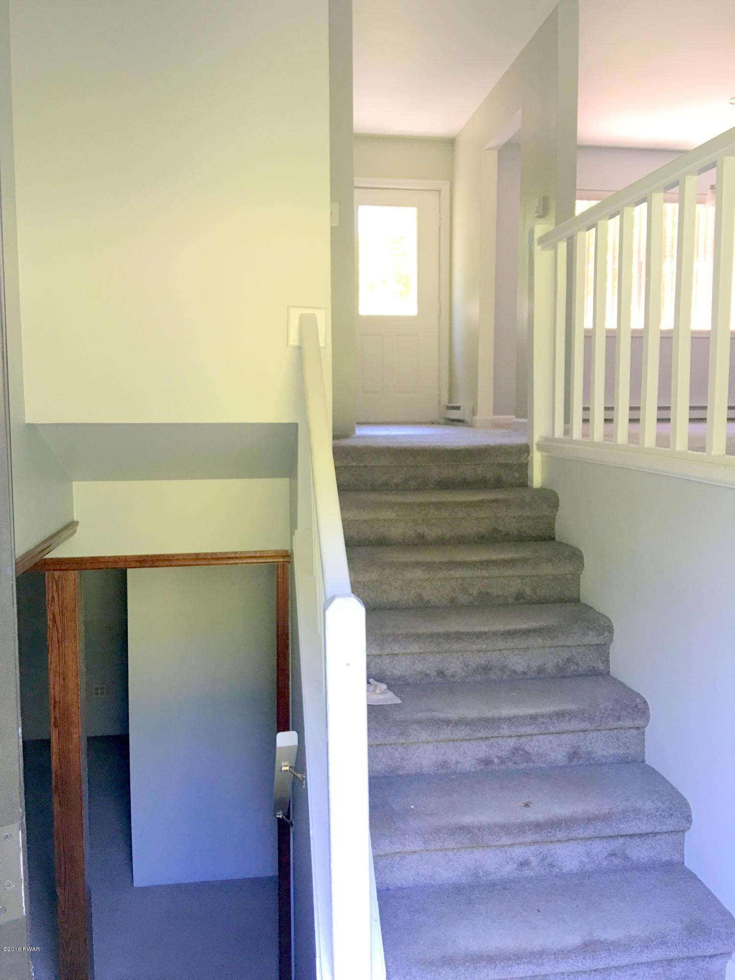 156 Caribou Road Dingmans Ferry, PA 18328 - Photo 6 of 28 Foyer