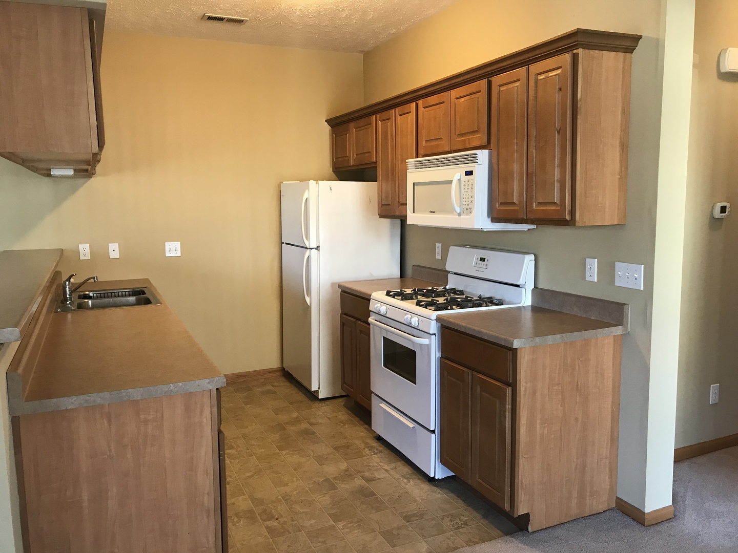 562 Clayton Circle Sycamore, IL 60178 - Photo 2 of 14