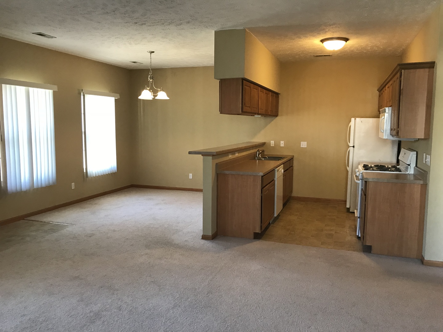 562 Clayton Circle Sycamore, IL 60178 - Photo 3 of 14