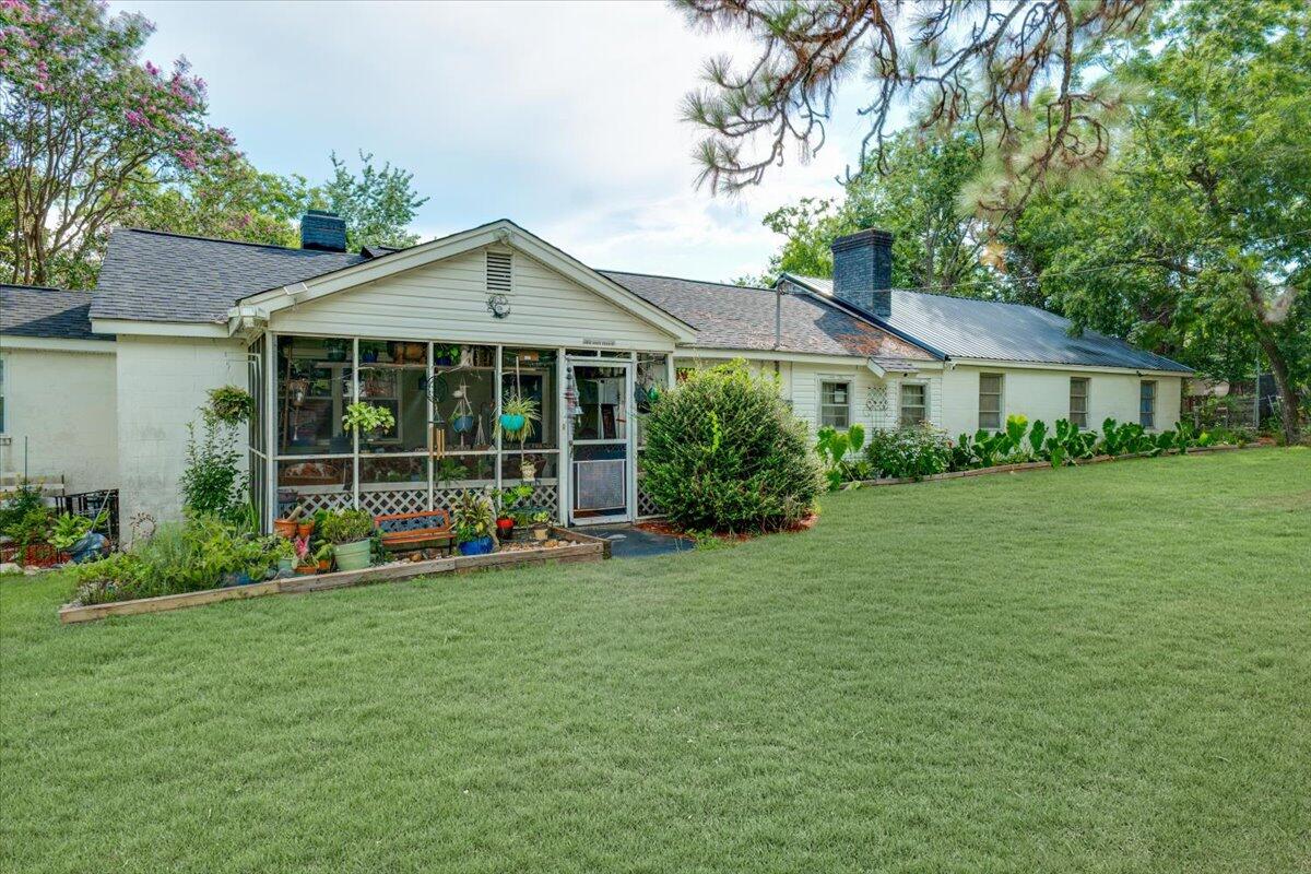 Welcome Home to your screened in porch.