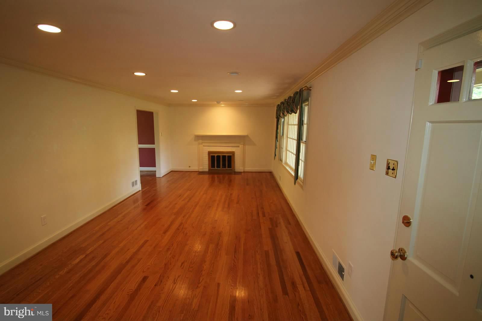 6211 Arkendale Road Alexandria, VA 22307 - Photo 11 of 16 Living Room