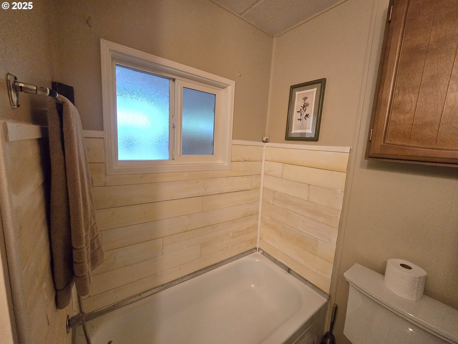 1475 Green Acres Road Eugene, OR 97408 - Photo 5 of 17 a bathroom with a bathtub