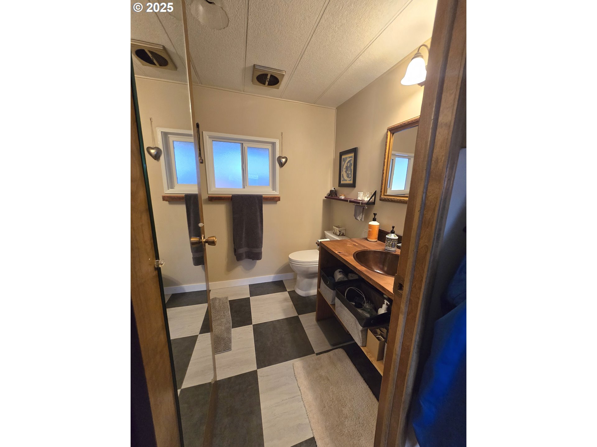 1475 Green Acres Road Eugene, OR 97408 - Photo 6 of 17 a hallway with a black white checkered floor with a living room