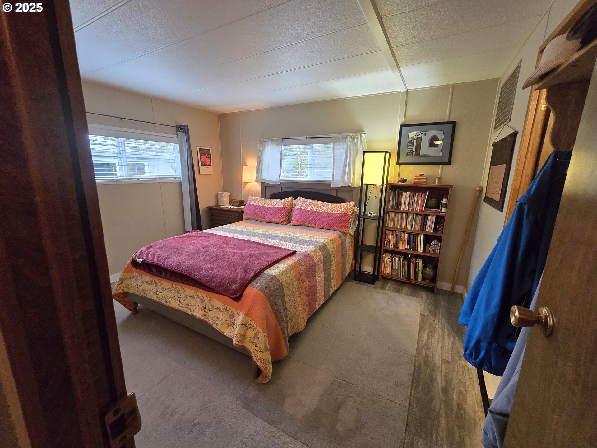 1475 Green Acres Road Eugene, OR 97408 - Photo 8 of 17 a bedroom with a bed with window