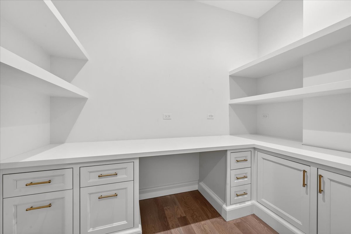 727 North McKinley Road, Unit 100 Lake Forest, IL 60045 - Photo 31 of 37