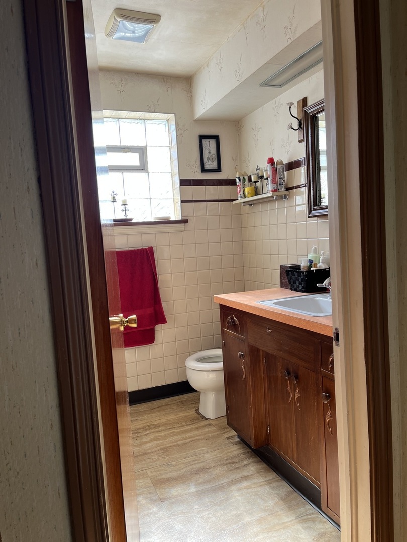 2522 South 3rd Avenue North Riverside, IL 60546 - Photo 13 of 34 a bathroom with a toilet a sink and a mirror