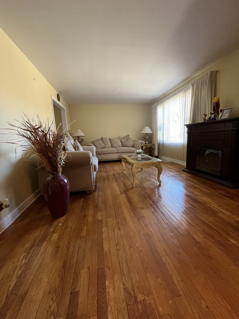 2522 South 3rd Avenue North Riverside, IL 60546 - Photo 4 of 34 a living room with furniture and a wooden floor