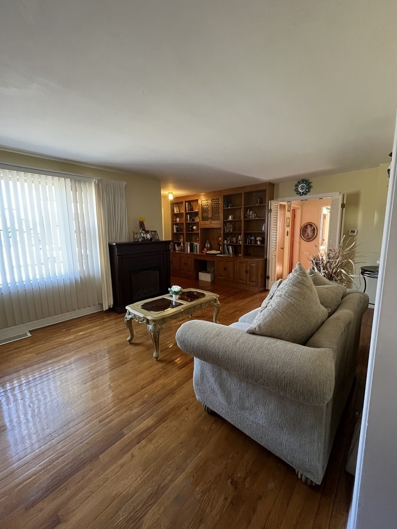 2522 South 3rd Avenue North Riverside, IL 60546 - Photo 7 of 34 a living room with furniture and a large window