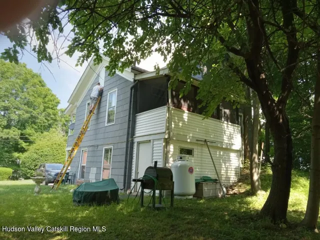 a view of a yard in front of house