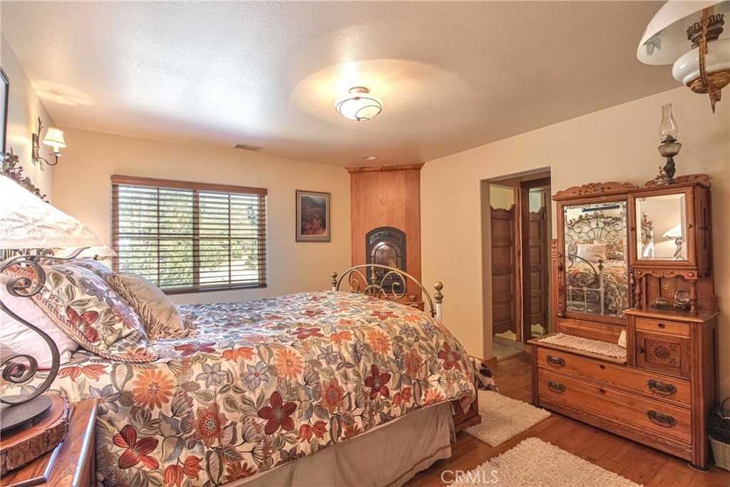58111 Bonita Vista Road Mountain Center, CA 92561 - Photo 20 of 75 a bed sitting in a spacious bedroom next to a window