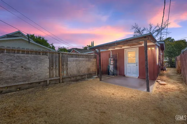 a view of a house with a backyard
