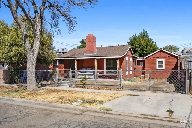 a view of a house with swimming pool