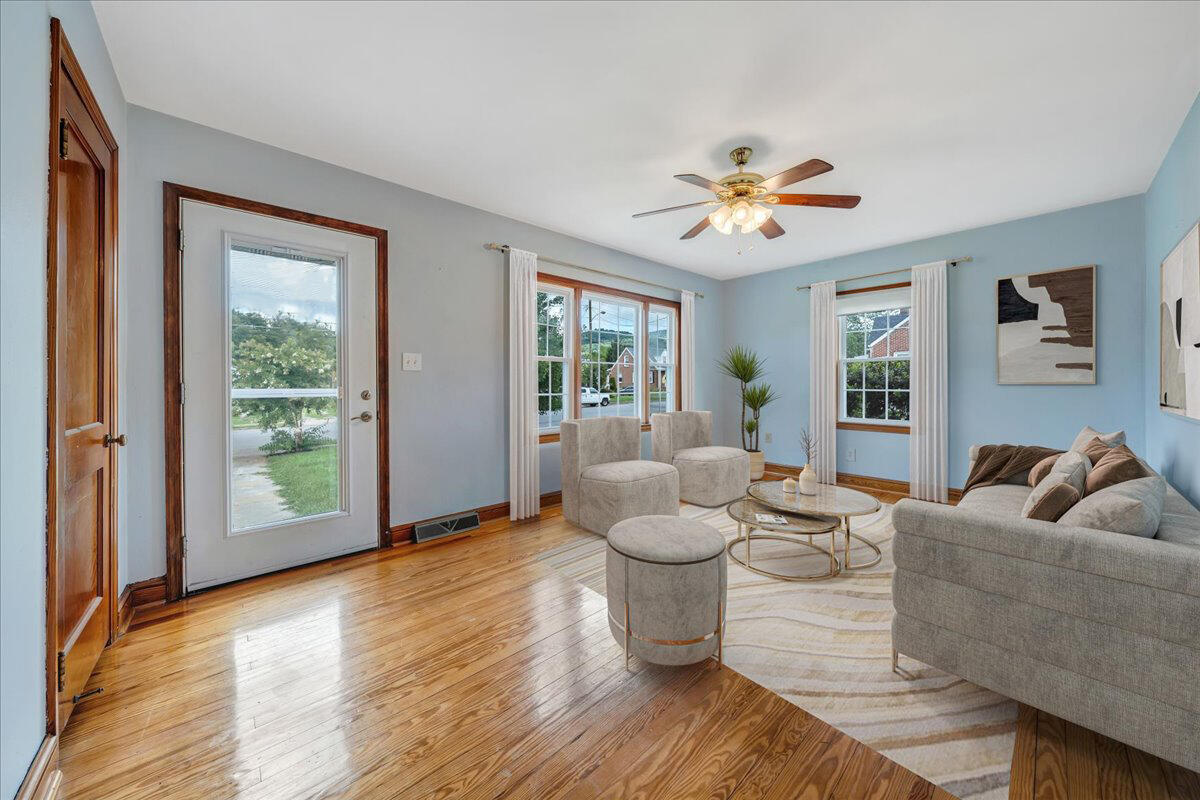 216 Goodwin Avenue Salem, VA 24153 - Photo 3 of 39 05-MIB