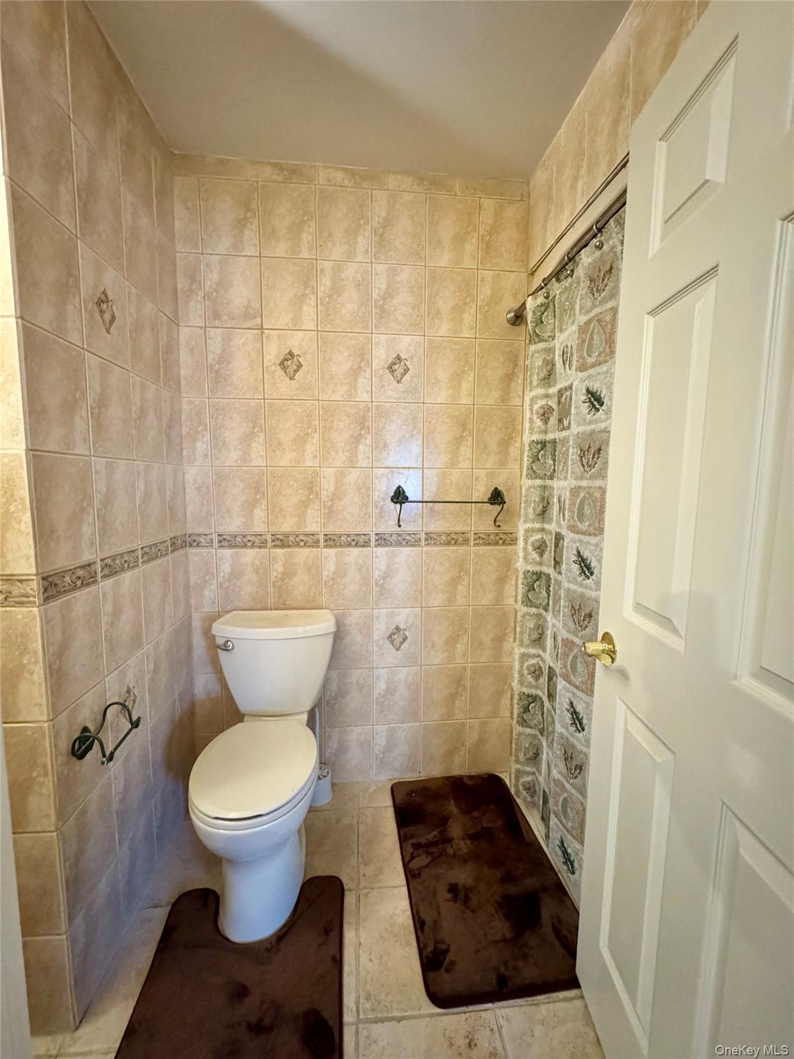 886 Sound Shore Road Riverhead, NY 11901 - Photo 32 of 39 Full bathroom on 2nd floor