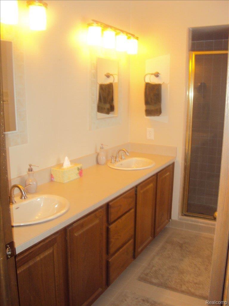 20219 Wayne Road Livonia, MI 48152 - Photo 10 of 11 Master Bathroom