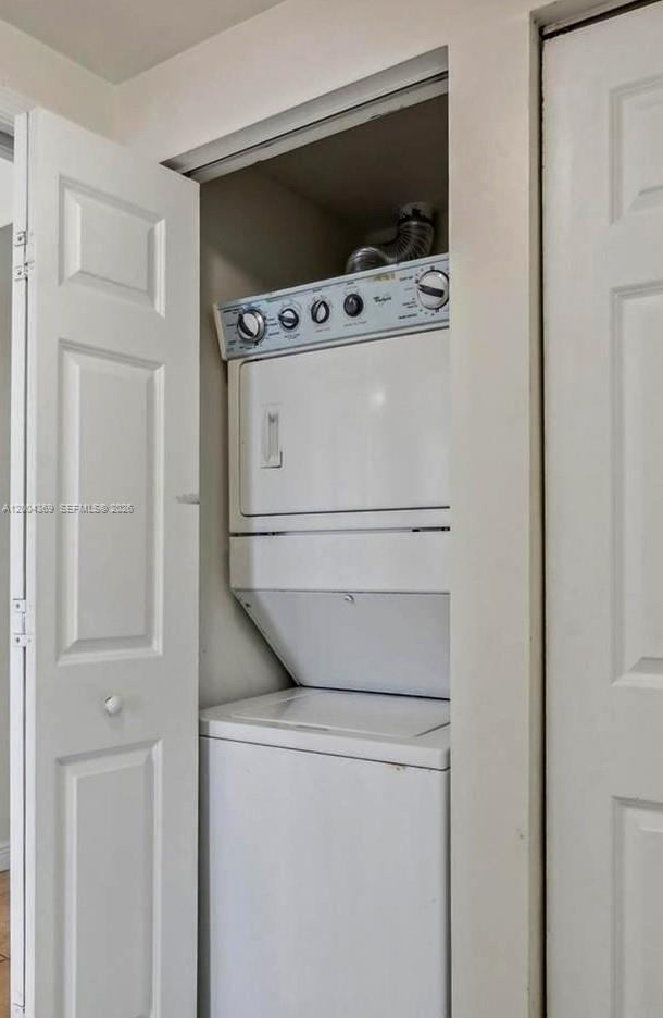888 Douglas Road, Unit 1512 Coral Gables, FL 33134 - Photo 9 of 12 a utility room with dryer and washer