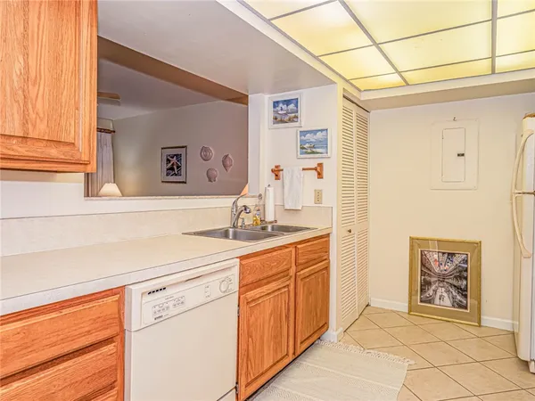 $4,000 | 1700 Ocean Drive, Unit 201, Vero Beach, FL 32963
