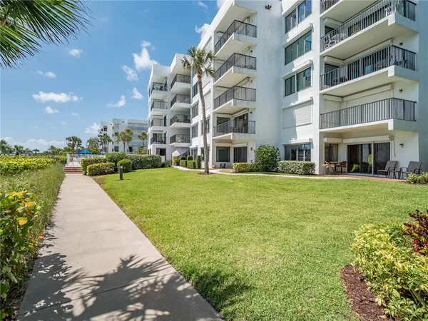 $4,000 | 1700 Ocean Drive, Unit 201, Vero Beach, FL 32963