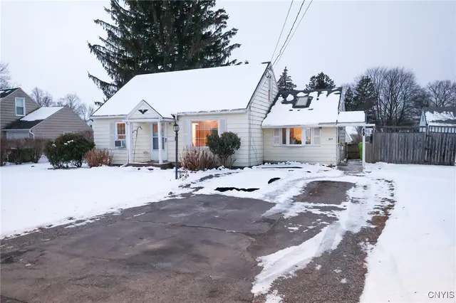 $194,900 | 305 Hyland Drive, Salina, NY 13212
