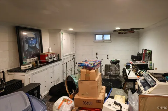 $194,900 | 305 Hyland Drive, Salina, NY 13212