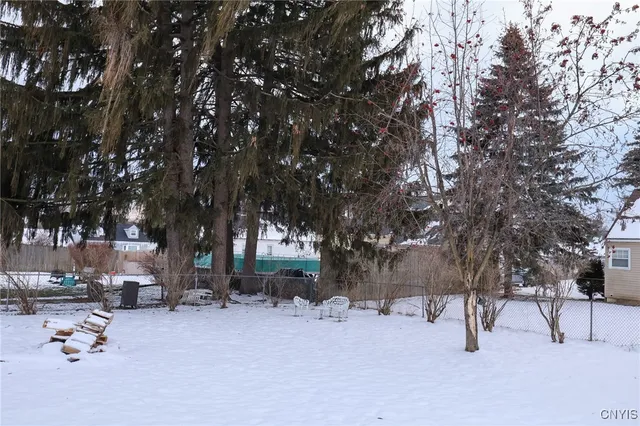 $194,900 | 305 Hyland Drive, Salina, NY 13212