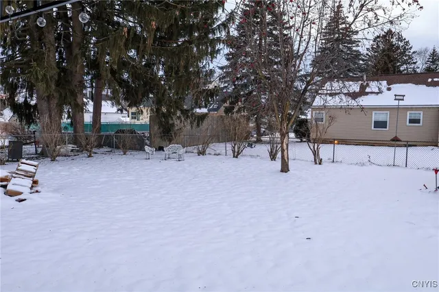 $194,900 | 305 Hyland Drive, Salina, NY 13212