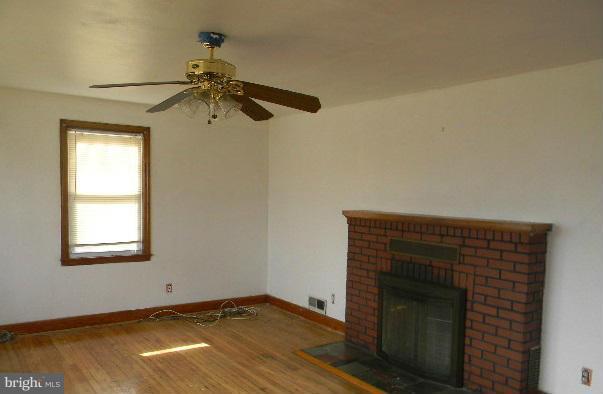 114 Cloverhill Road Pasadena, MD 21122 - Photo 3 of 14 Living Room