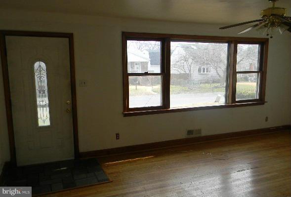 114 Cloverhill Road Pasadena, MD 21122 - Photo 4 of 14 Living Room