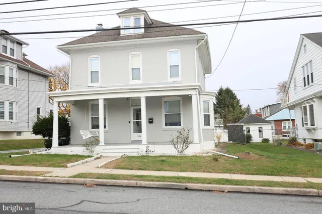 a view of a livingroom with furniture and windows