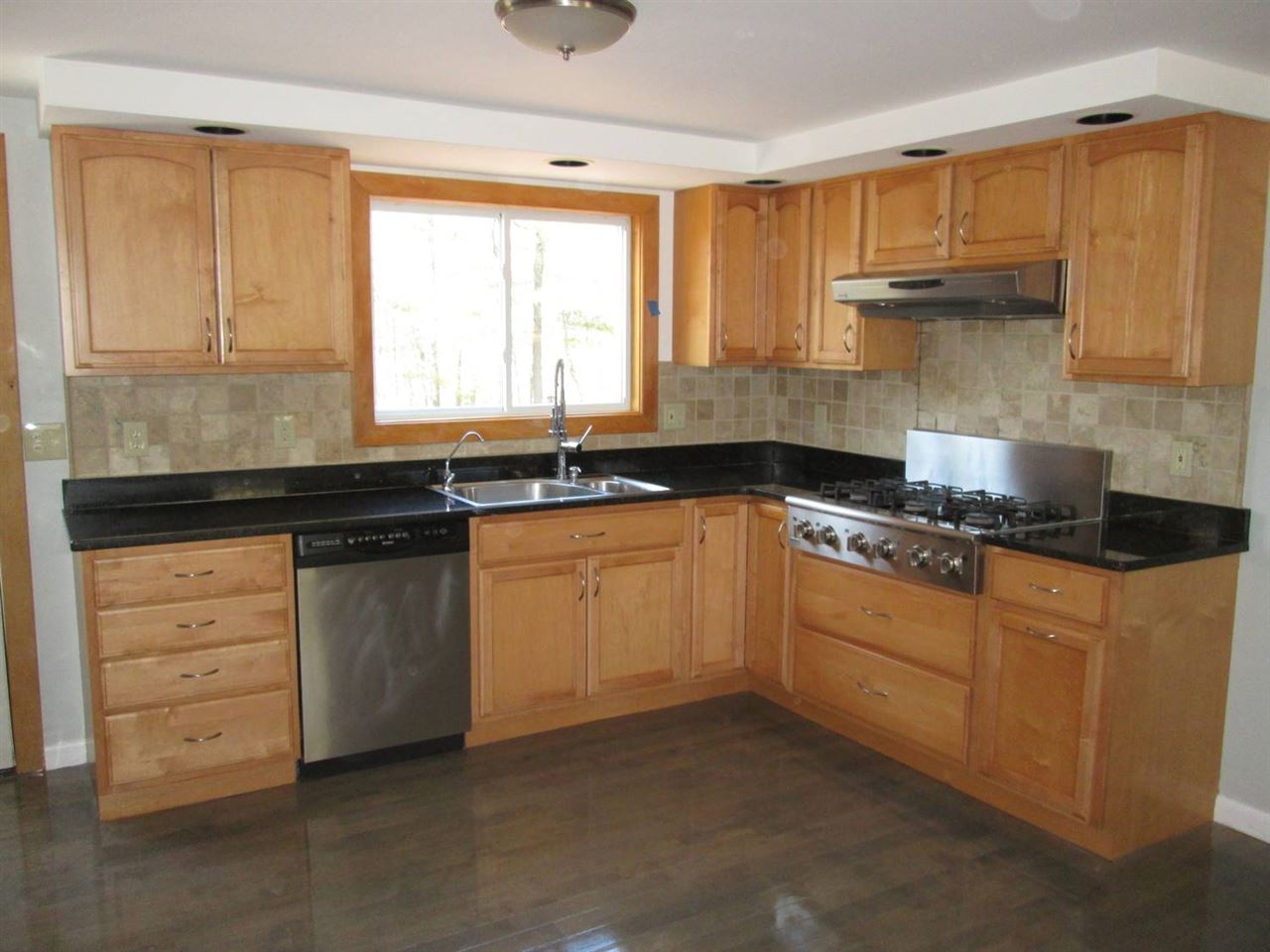 123 Rockingham Road Londonderry, NH 03053 - Photo 2 of 27