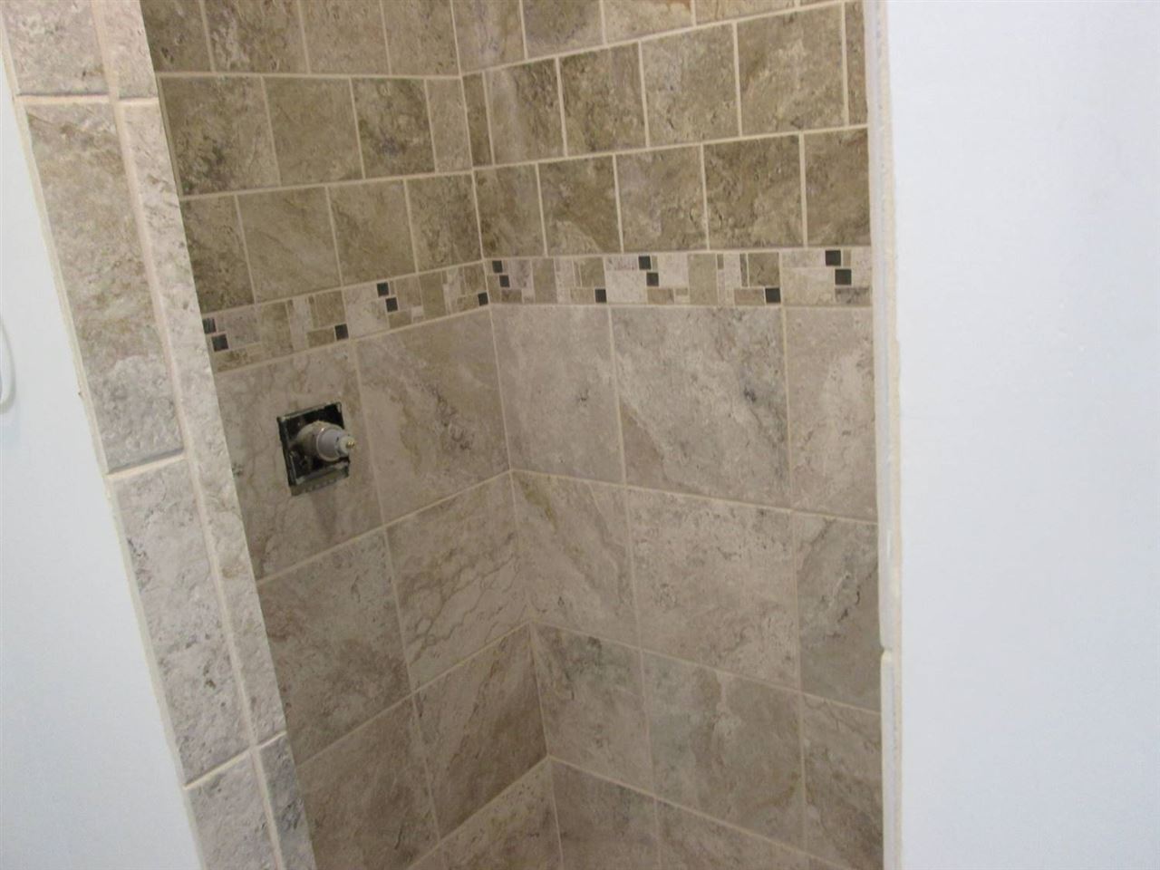 123 Rockingham Road Londonderry, NH 03053 - Photo 20 of 27