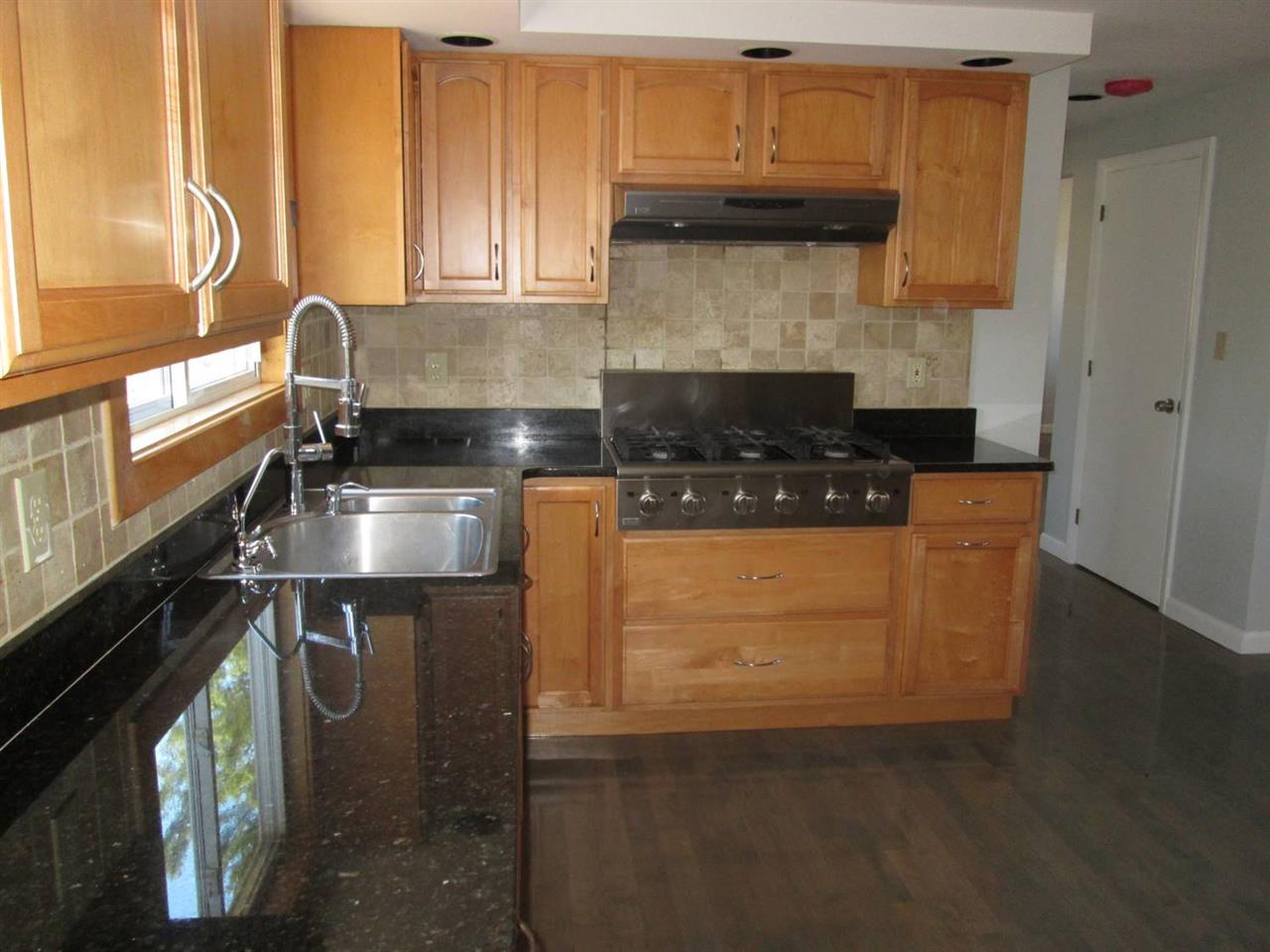 123 Rockingham Road Londonderry, NH 03053 - Photo 3 of 27