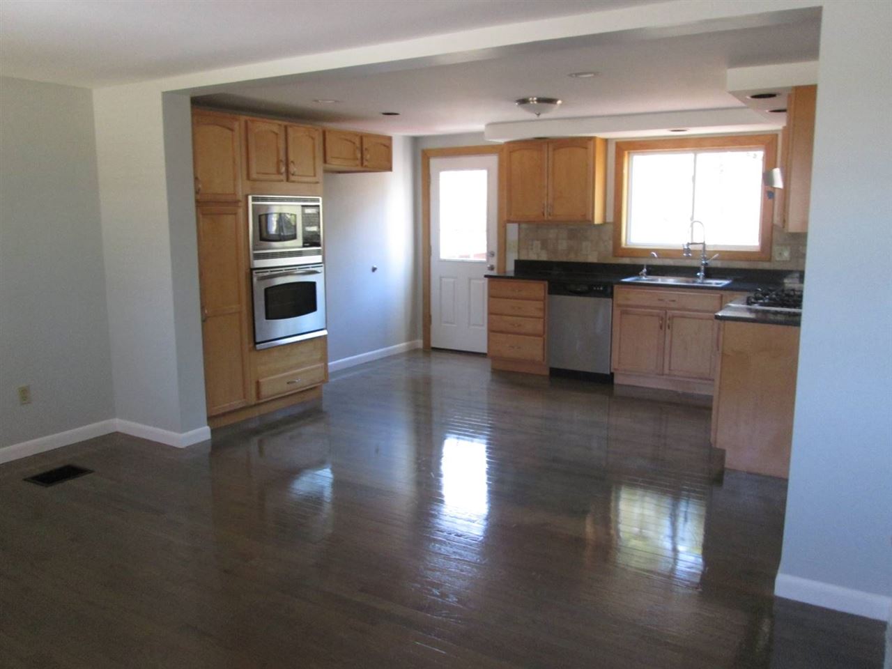123 Rockingham Road Londonderry, NH 03053 - Photo 6 of 27