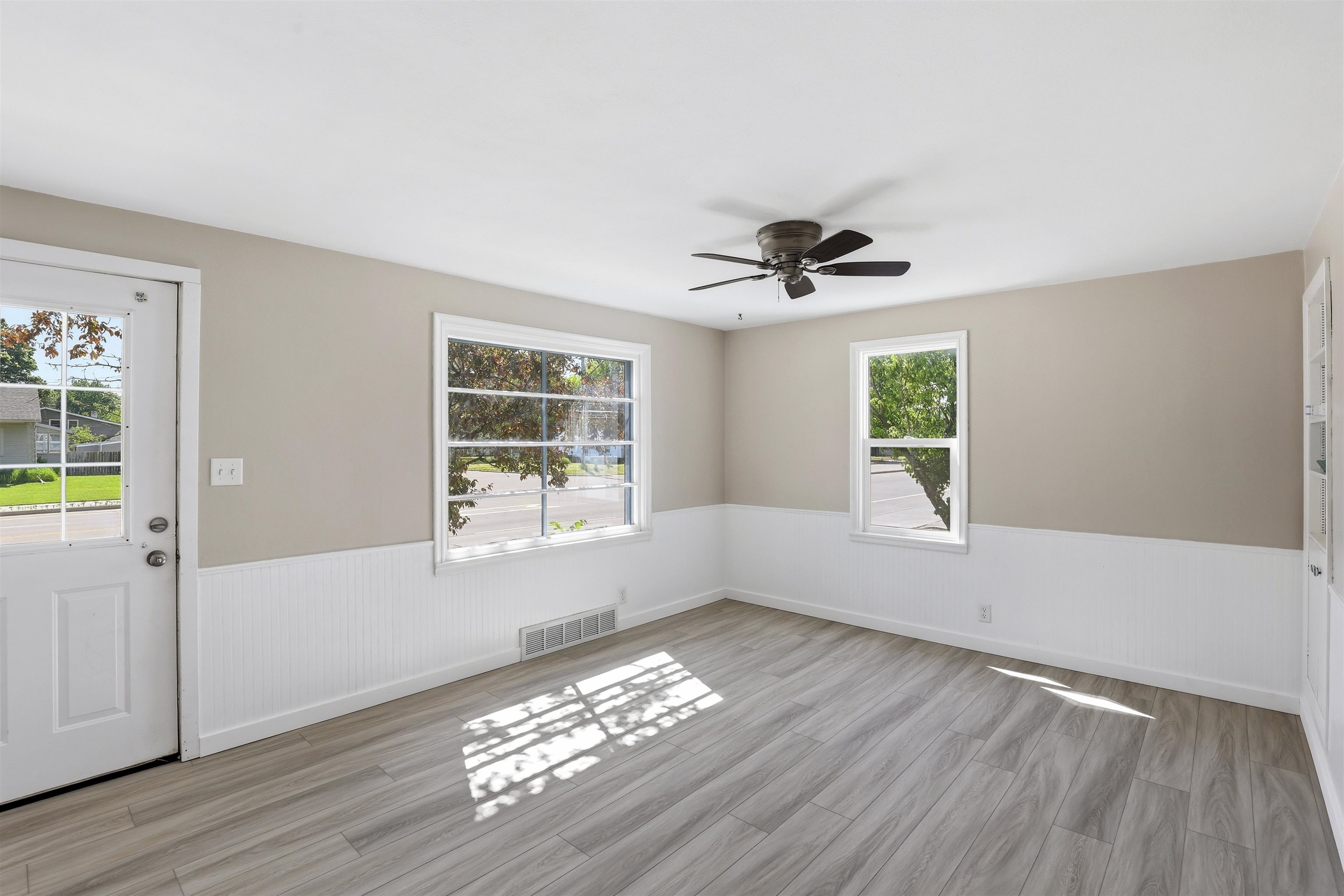 1831 South Oneida Street Appleton, WI 54915 - Photo 2 of 19