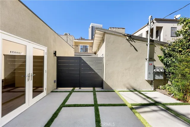 a view of entryway with a front door