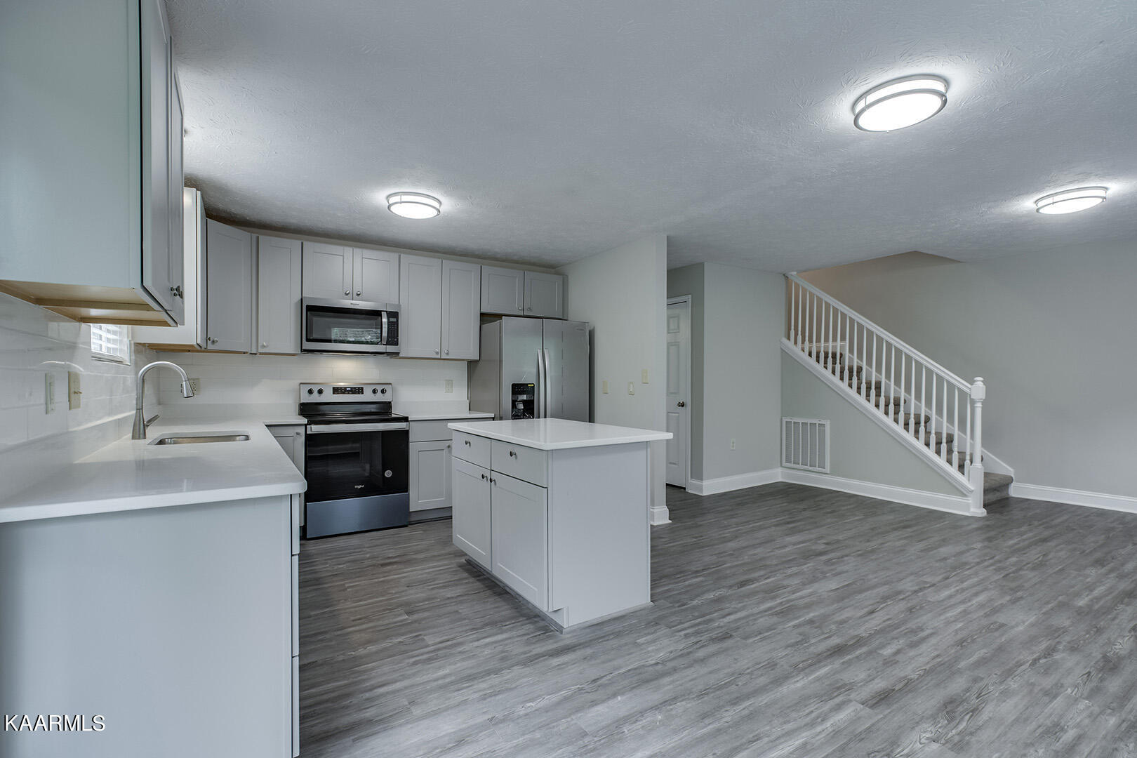 417 Oakcrest Road Knoxville, TN 37912 - Photo 11 of 46 11_OakcrestRoad_417_Kitchen02