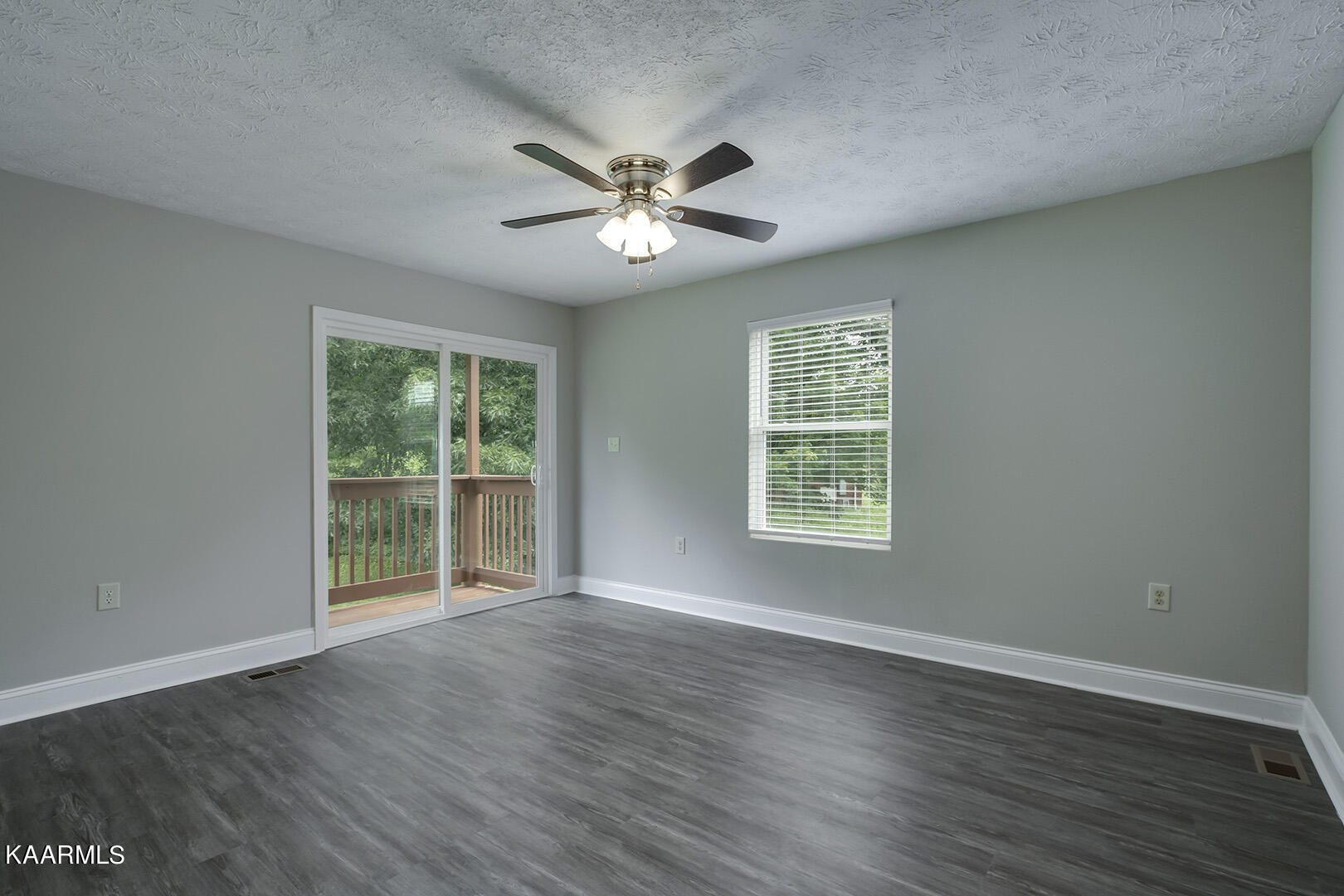 417 Oakcrest Road Knoxville, TN 37912 - Photo 15 of 46 15_OakcrestRoad_417_MasterBedroom01