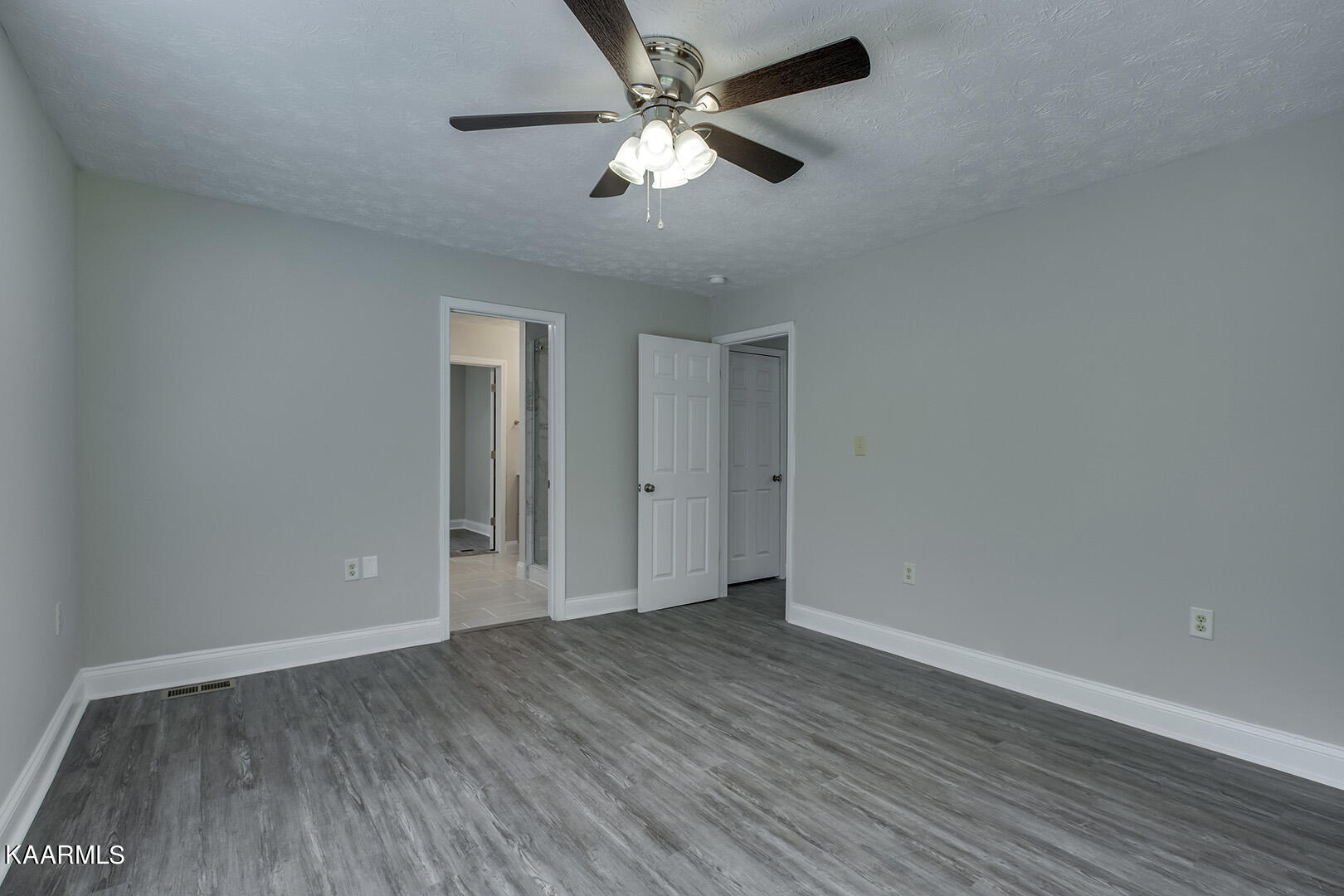 417 Oakcrest Road Knoxville, TN 37912 - Photo 17 of 46 17_OakcrestRoad_417_MasterBedroom02