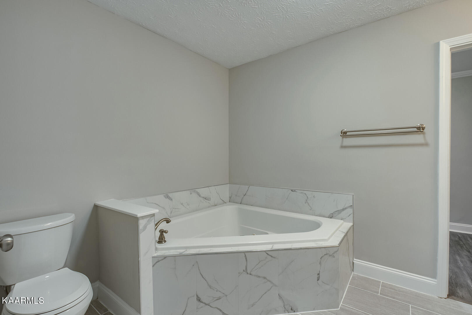 417 Oakcrest Road Knoxville, TN 37912 - Photo 18 of 46 18_OakcrestRoad_417_MasterBath01