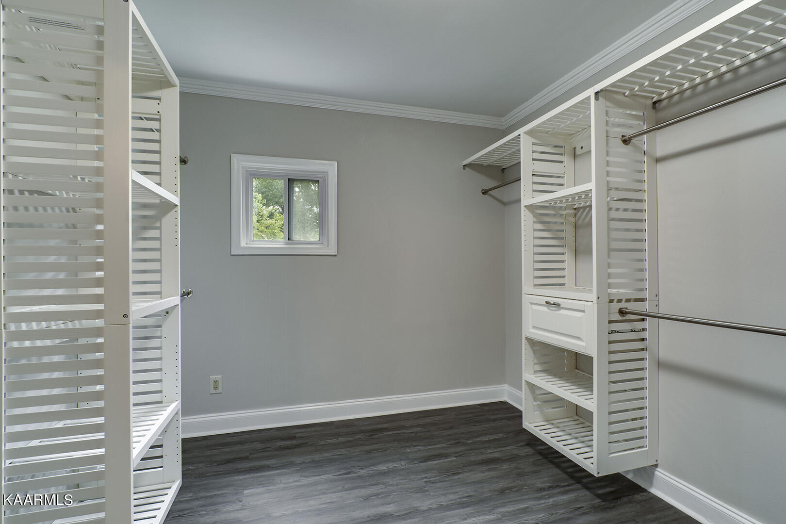417 Oakcrest Road Knoxville, TN 37912 - Photo 20 of 46 20_OakcrestRoad_417_MasterCloset