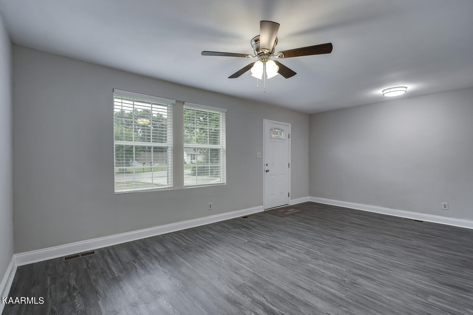 417 Oakcrest Road Knoxville, TN 37912 - Photo 23 of 46 23_OakcrestRoad_417_Living03