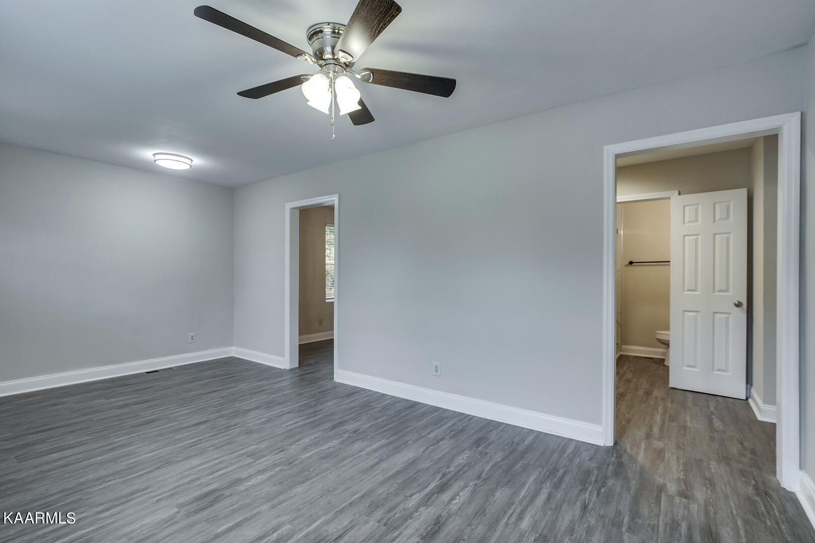 417 Oakcrest Road Knoxville, TN 37912 - Photo 24 of 46 24_OakcrestRoad_417_Living03