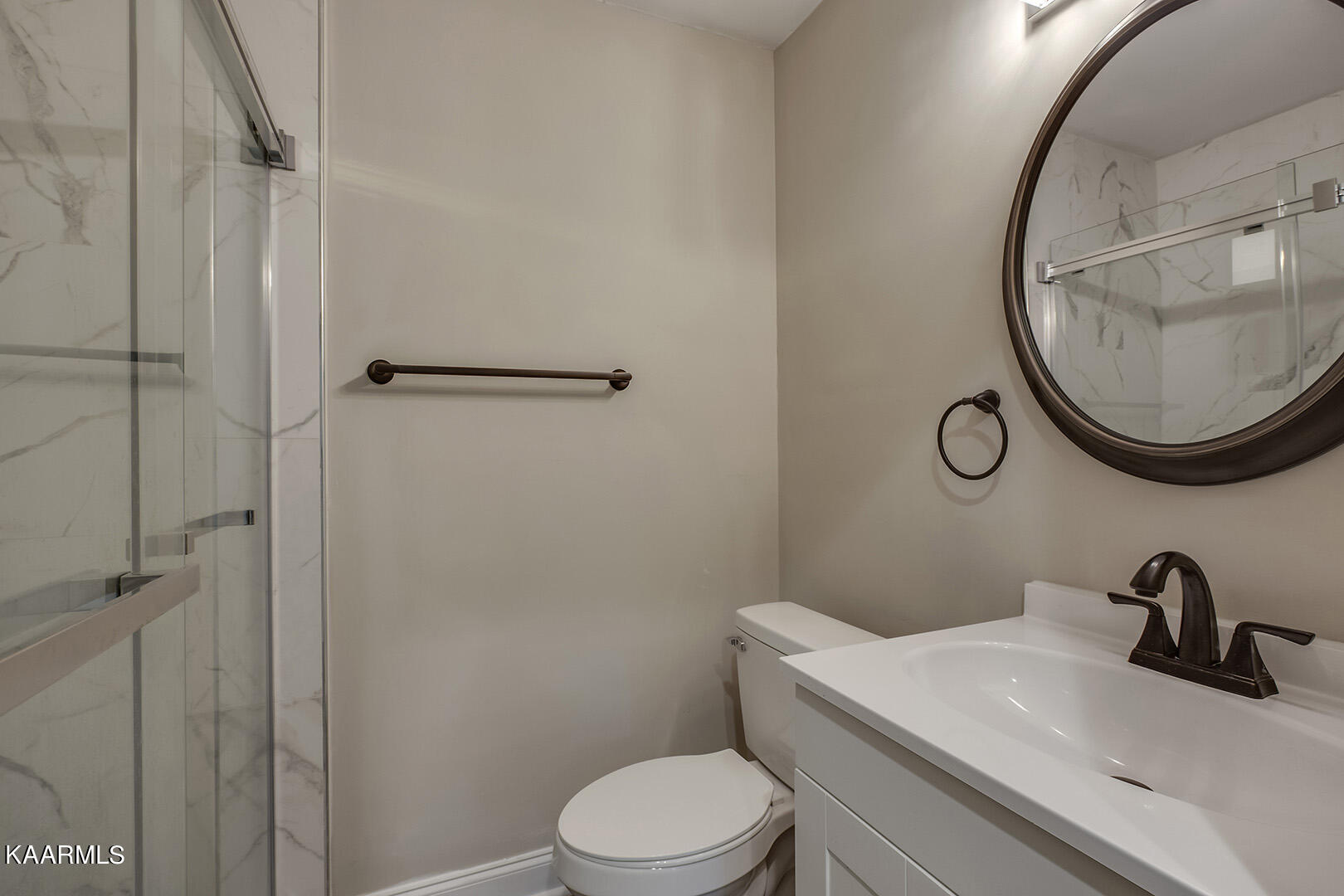 417 Oakcrest Road Knoxville, TN 37912 - Photo 26 of 46 26_OakcrestRoad_417_GuestBath1