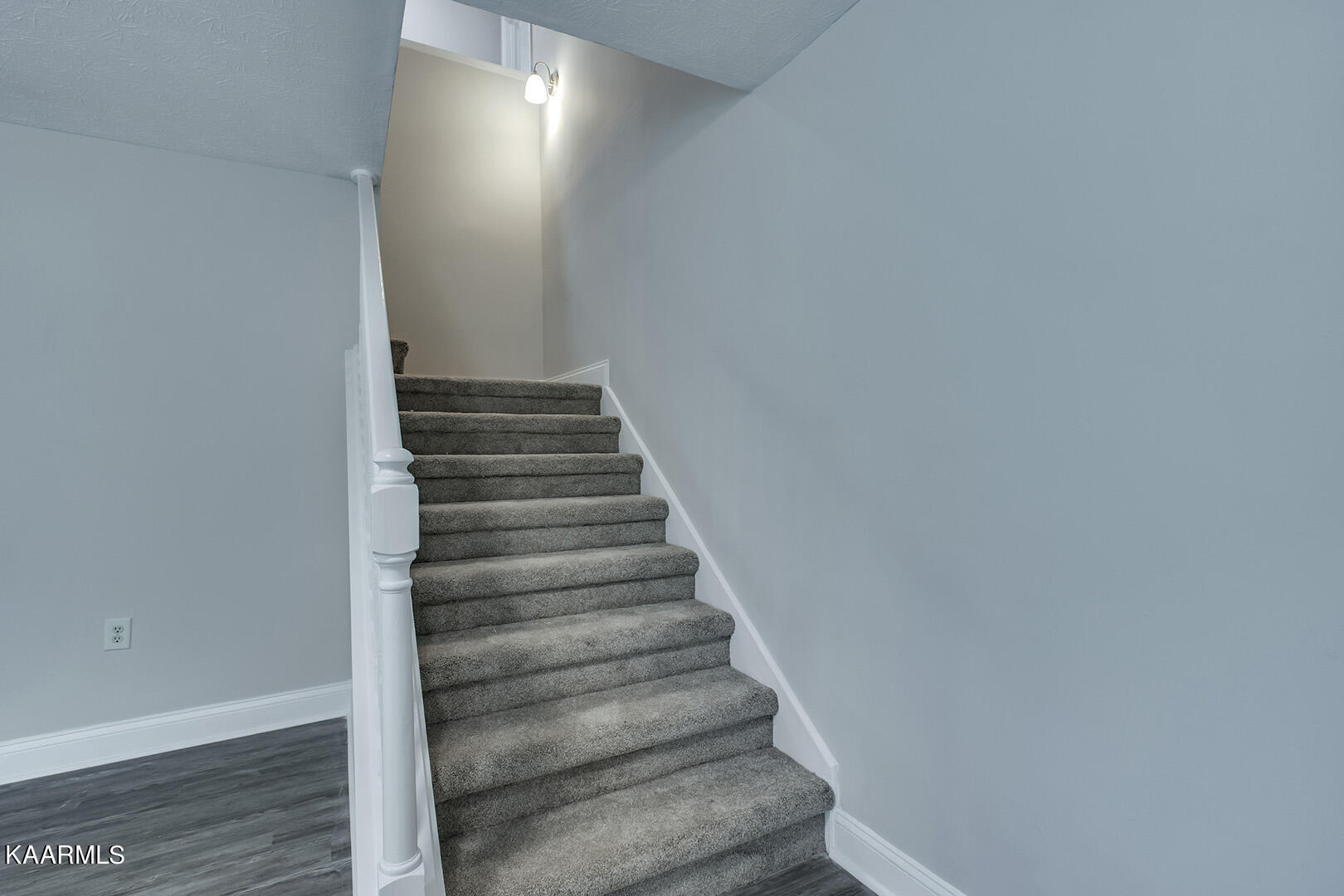 417 Oakcrest Road Knoxville, TN 37912 - Photo 29 of 46 29_OakcrestRoad_417_StairsUp